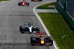 Max Verstappen, Red Bull Racing RB13, Valtteri Bottas, Mercedes AMG F1 W08