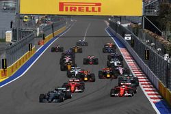 Valtteri Bottas, Mercedes AMG F1 W08; Sebastian Vettel, Ferrari SF70H
