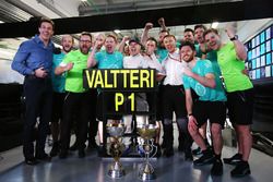 Гонщик Mercedes F1 Валттери Боттас отмечает победу с командой
