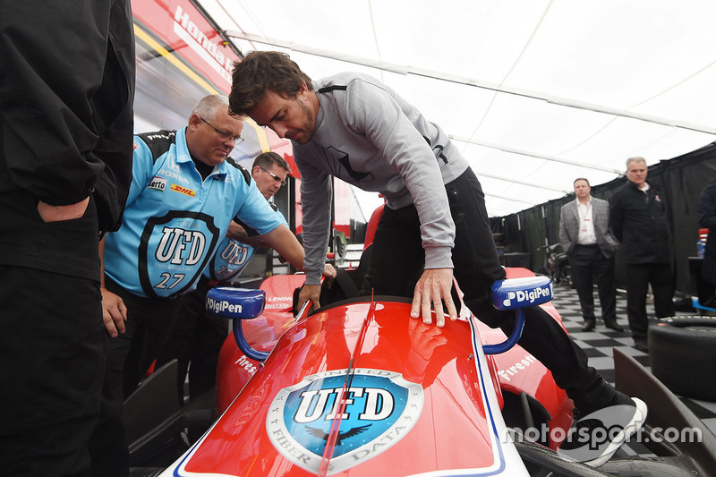 Fernando Alonso memasuki kokpit mobil Marco Andretti