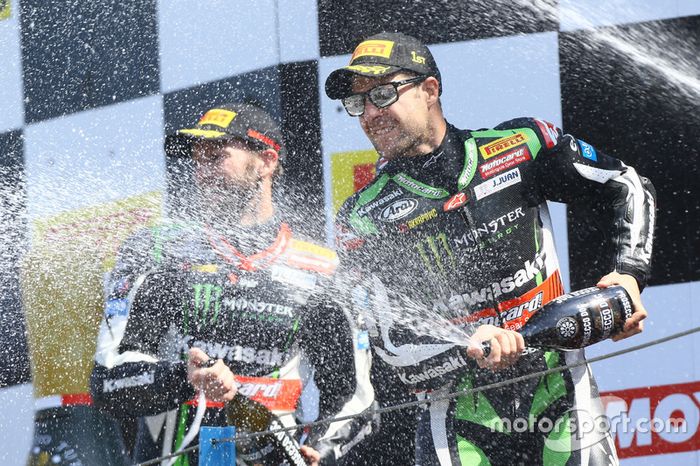 Podio: ganador de la carrera Jonathan Rea, Kawasaki Racing, Tom Sykes, Kawasaki Racing el segundo lu