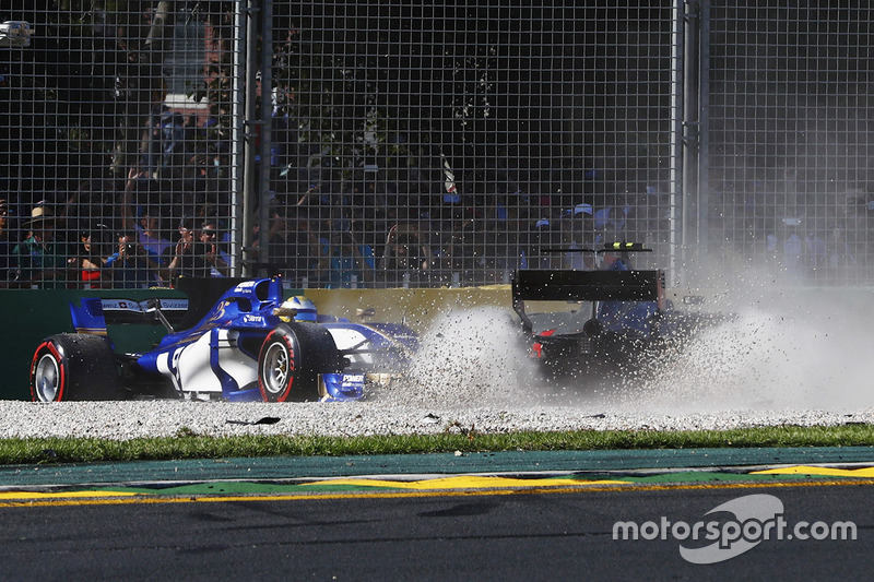 Marcus Ericsson, Sauber C36, dan Kevin Magnussen, Haas F1 Team VF-17, bertabrakan