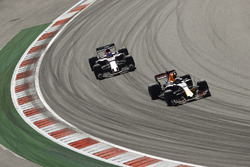 Даниэль Риккардо, Red Bull Racing RB13, и Серхио Перес, Sahara Force India F1 VJM10