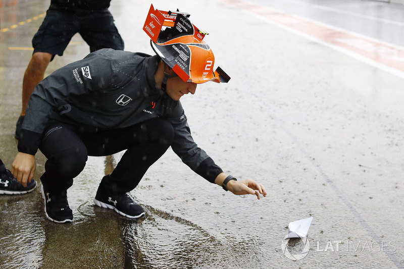 Stoffel Vandoorne pone un barco de papel en el agua durante la segunda práctica del Gran Premio de Japón