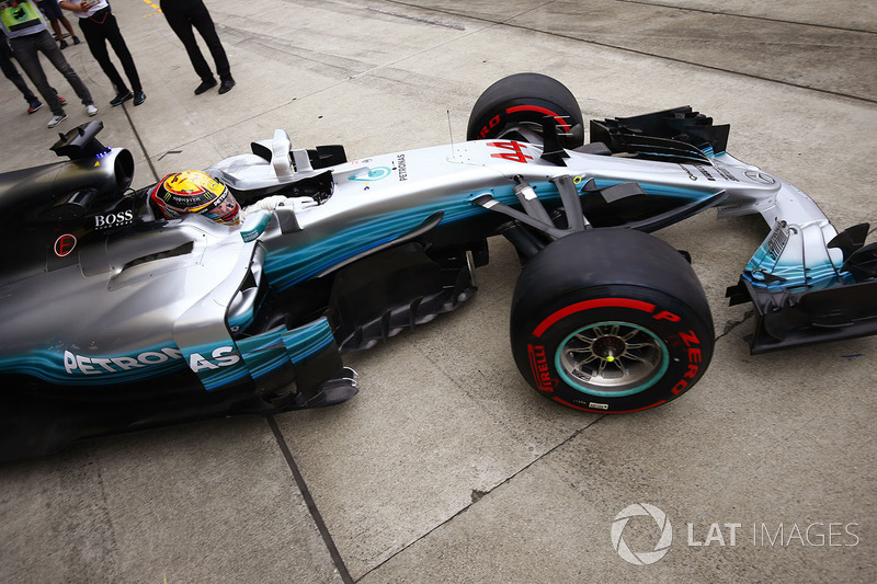 Lewis Hamilton, Mercedes AMG F1 W08, lascia il suo garage