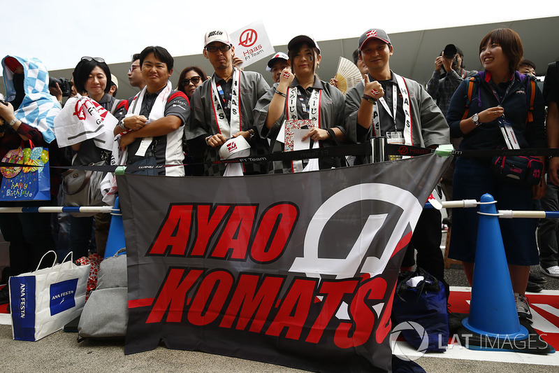 Болельщики Айяо Комацу и Haas F1 Team