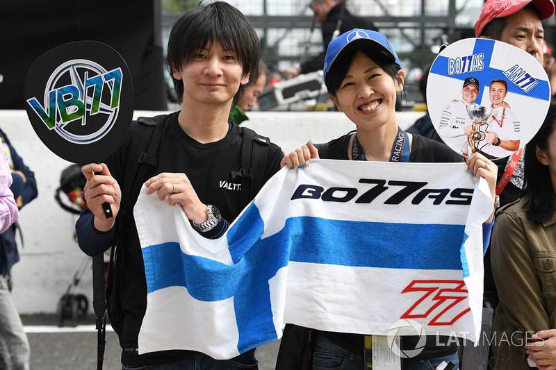 Valtteri Bottas, Mercedes AMG F1 fans and banner