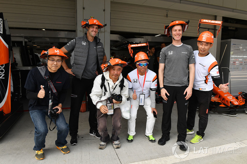 Болельщики McLarenи гоночный инженер команды Марк Темпл