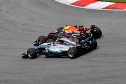 Max Verstappen, Red Bull Racing RB13 y Lewis Hamilton, Mercedes-Benz F1 W08