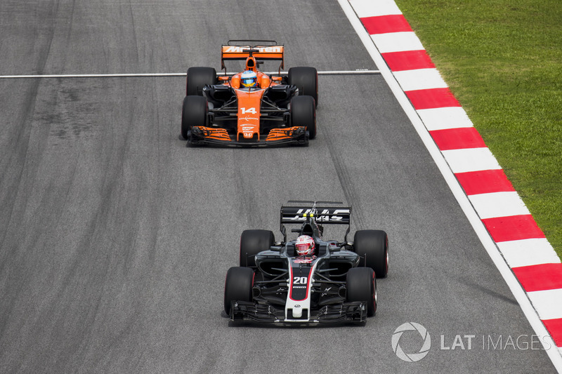 Alonso on Magnussen's defending skills