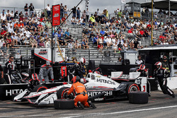 Arrêt au stand de Helio Castroneves, Team Penske Chevrolet