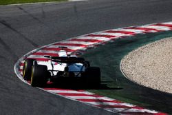 Lance Stroll, Williams FW40, leans on his tyres
