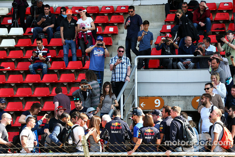 Daniel Ricciardo, Red Bull Racing firma autógrafos para los fans