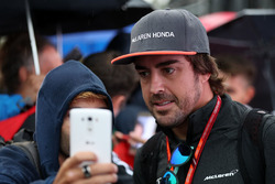 Fernando Alonso, McLaren fans selfie