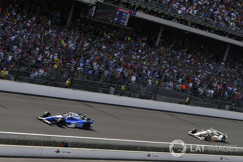 А затем трехратного победителем Indy 500 опередил Сато. Тот самый Сато, который попал в аварию несколько лет назад, точно так же сражаясь за победу на последних кругах этой гонки.