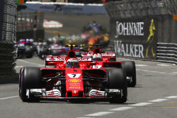 Kimi Räikkönen, Ferrari SF70H; Sebastian Vettel, Ferrari SF70H