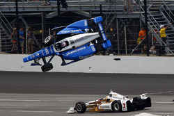 Accident de Scott Dixon, Chip Ganassi Racing Honda, alors que passe Helio Castroneves, Team Penske Chevrolet