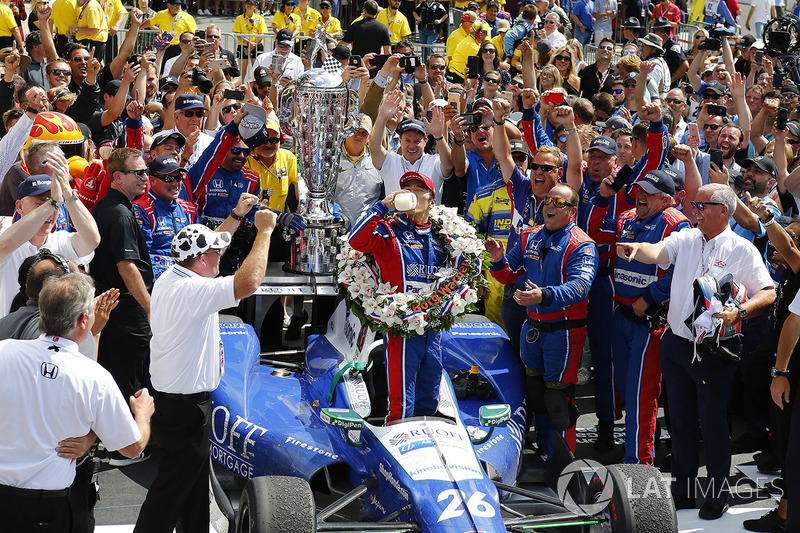 Takuma Sato, Andretti Autosport Honda celebrates with milk in victory lane