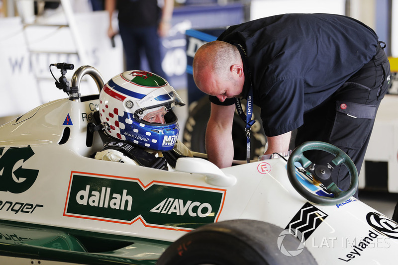 Mark Hazell se prépare pour rouler avec la Williams FW07B de Carlos Reutemann