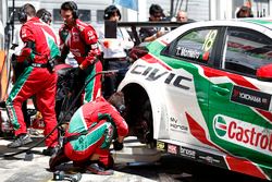 Les mécaniciens de Tiago Monteiro, Honda Racing Team JAS, Honda Civic WTCC travaillent sur la voiture après l'accident.