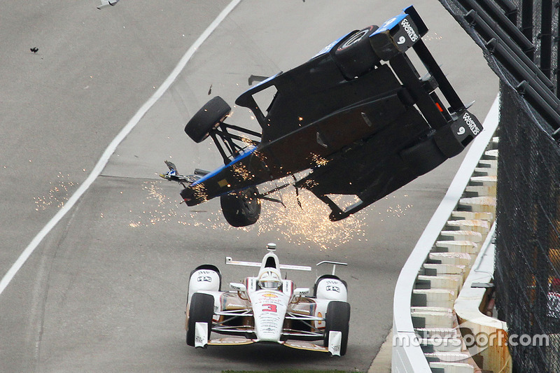 Choque de Scott Dixon, Chip Ganassi Racing Honda, Helio Castroneves, Team Penske Chevrolet, maneja por debajo