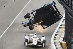 L'accident de Scott Dixon, Chip Ganassi Racing Honda, en dessous de quoi passe Helio Castroneves, Team Penske Chevrolet