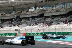 Lewis Hamilton, Mercedes AMG F1 W07 Hybrid pierde el control en la FP1