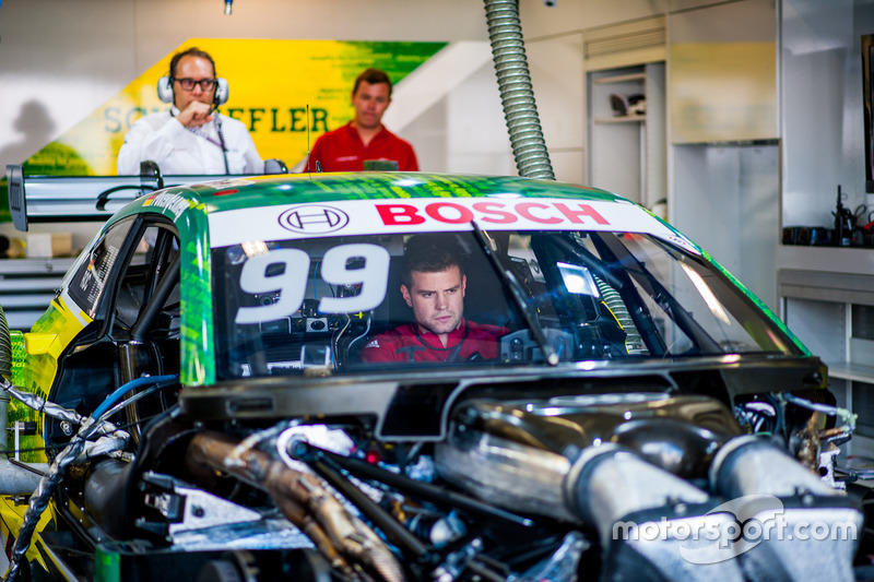 Машина Майка Роккенфеллера в боксах, Audi RS5 DTM, Audi Sport Team Phoenix