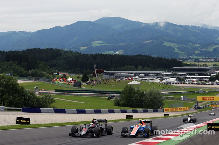 Jenson Button, McLaren MP4-31 y Rio Haryanto, Manor Racing MRT05