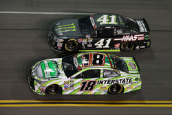Kyle Busch, Joe Gibbs Racing, Toyota; Kurt Busch, Stewart-Haas Racing, Chevrolet