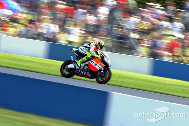 <img src="http://cdn-1.motorsport.com/static/custom/car-thumbs/MOTOGP_2017/RIDERS_NUMBERS/Rossi.png" width="55" /> #20 MotoGP Inggris