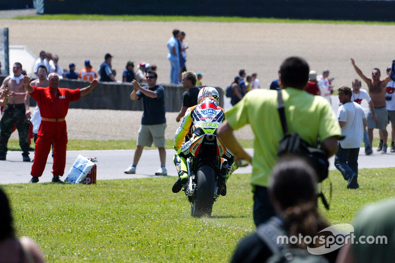 <img src="http://cdn-1.motorsport.com/static/custom/car-thumbs/MOTOGP_2017/RIDERS_NUMBERS/Rossi.png" width="55" /> #17 GP de Italia 2002