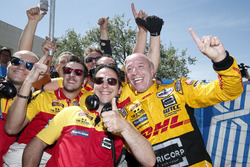 Racewinnaar Tom Coronel, Roal Motorsport, Chevrolet RML Cruze TC1 met zijn team