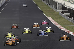 Danial Nielsen Frost leads at the start