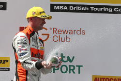 Podium: Gordon Shedden, Halfords Yuasa Racing