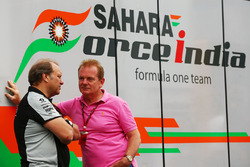 Robert Fernley, Sahara Force India F1 Team Deputy Team Principal with Jonathan Palmer, en el desfile