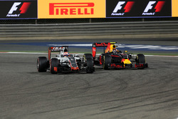 Romain Grosjean, Haas F1 Team VF-16 e Daniil Kvyat, Red Bull Racing RB12