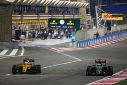 Kevin Magnussen, Renault Sport F1 Team RS16 en Nico Hulkenberg, Sahara Force India F1 VJM09