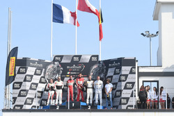 Podium hoofdrace: Winnaar Laurens Vanthoor, Frederic Vervisch, Audi R8 LMS, Belgian Audi Club Team W