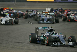 Старт: Нико Росберг, Mercedes AMG F1 Team W07 лидирует
