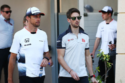 Jenson Button, McLaren y Romain Grosjean, Haas F1 Team