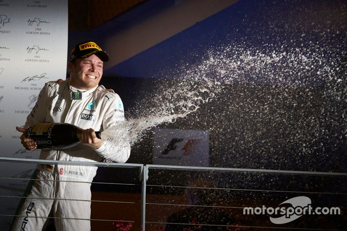 El piloto alemán en el podio de Singapur