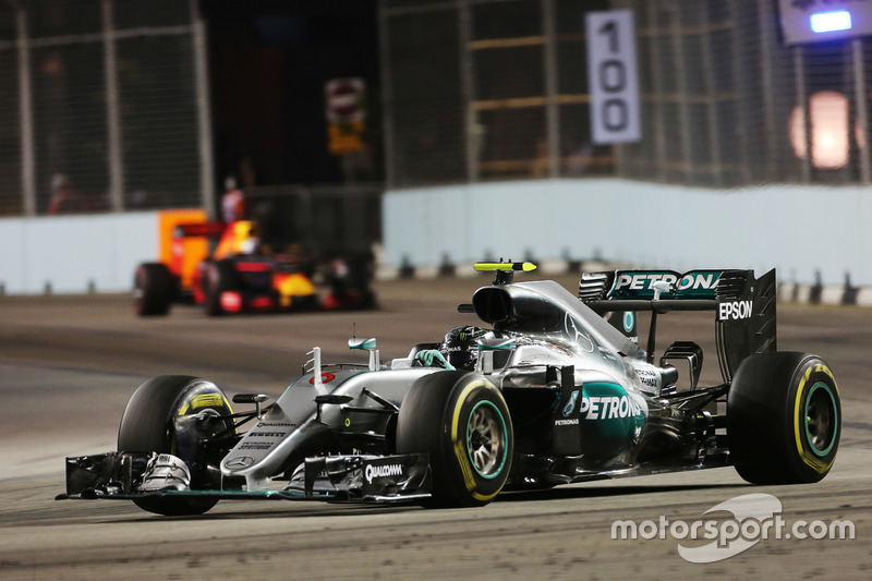 Nico Rosberg, Mercedes AMG F1 W07 Hybrid leads Daniel Ricciardo, Red Bull Racing RB12