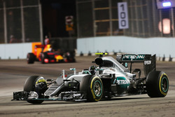 Nico Rosberg, Mercedes AMG F1 W07 Hybrid leads Daniel Ricciardo, Red Bull Racing RB12