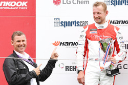 Bernhard van Oranje op het podium na de Audi Sport TT Cup-race op zondag
