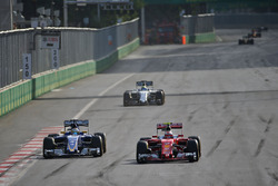 (Da Sx a Dx): Marcus Ericsson, Sauber C35 and Kimi Raikkonen, Ferrari SF16-H lottano per la posizion