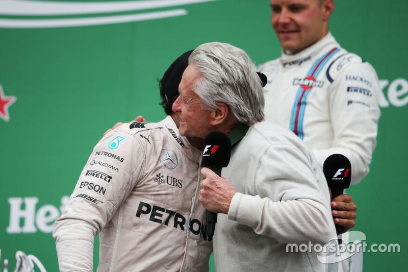 ganador, Lewis Hamilton, Mercedes AMG F1 celebra con Michael Douglas, Actor
