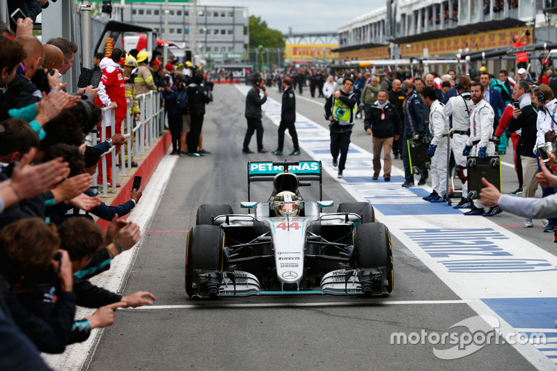 Ganador de la carrera Lewis Hamilton, Mercedes AMG F1 entra en parc ferme