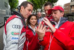 Audi Sport Team Joest: Benoit Tréluyer,  race engineer Leena Gade and Andre Lotterer try a selfie