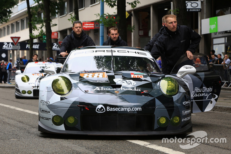 #88 Abu Dhabi-Proton Racing Porsche 911 RSR